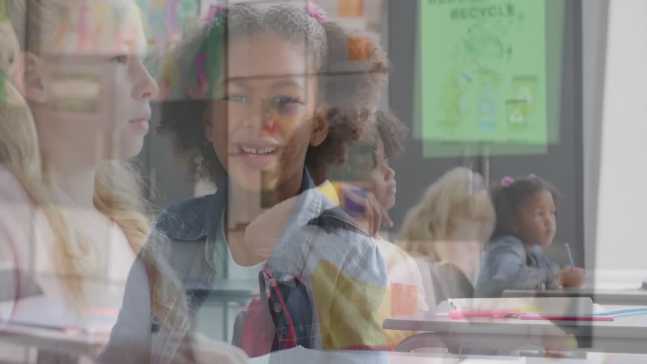 video de tres escolares diversos comiendo el almuerzo y hablando en el patio de la escuela, con espacio para copiar