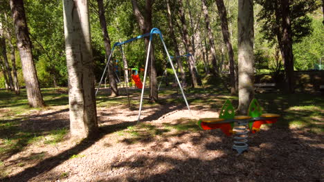equipos de parque infantil en la naturaleza de cerca