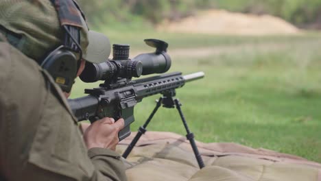 Cámara-Lenta-De-Soldado-Durante-El-Entrenamiento-Con-Francotirador-Calibre-7