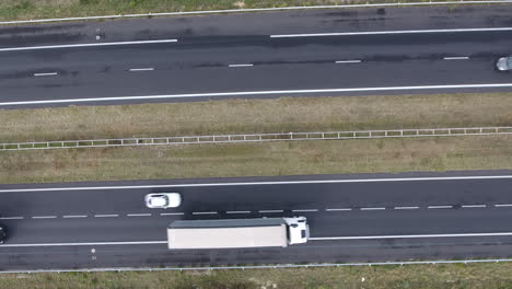 Drohnenaufnahme-Mit-Vertikaler-Fixierung-über-Einer-Stark-Befahrenen-Autobahn.-Autos-Und-Lastwagen-Frankreich