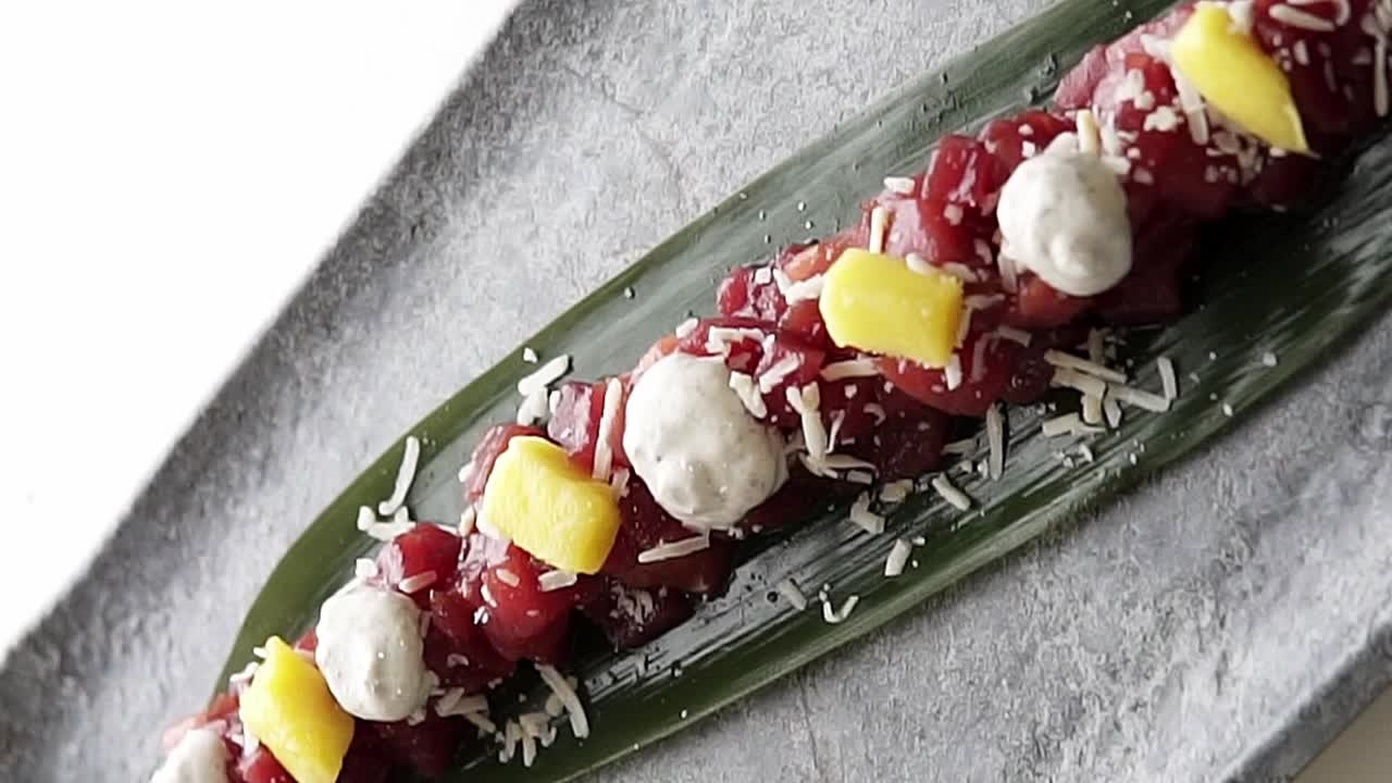 붉은 참치 접시, 스페인 음식의 아름다운 프리젠테이션의 클로즈업 샷