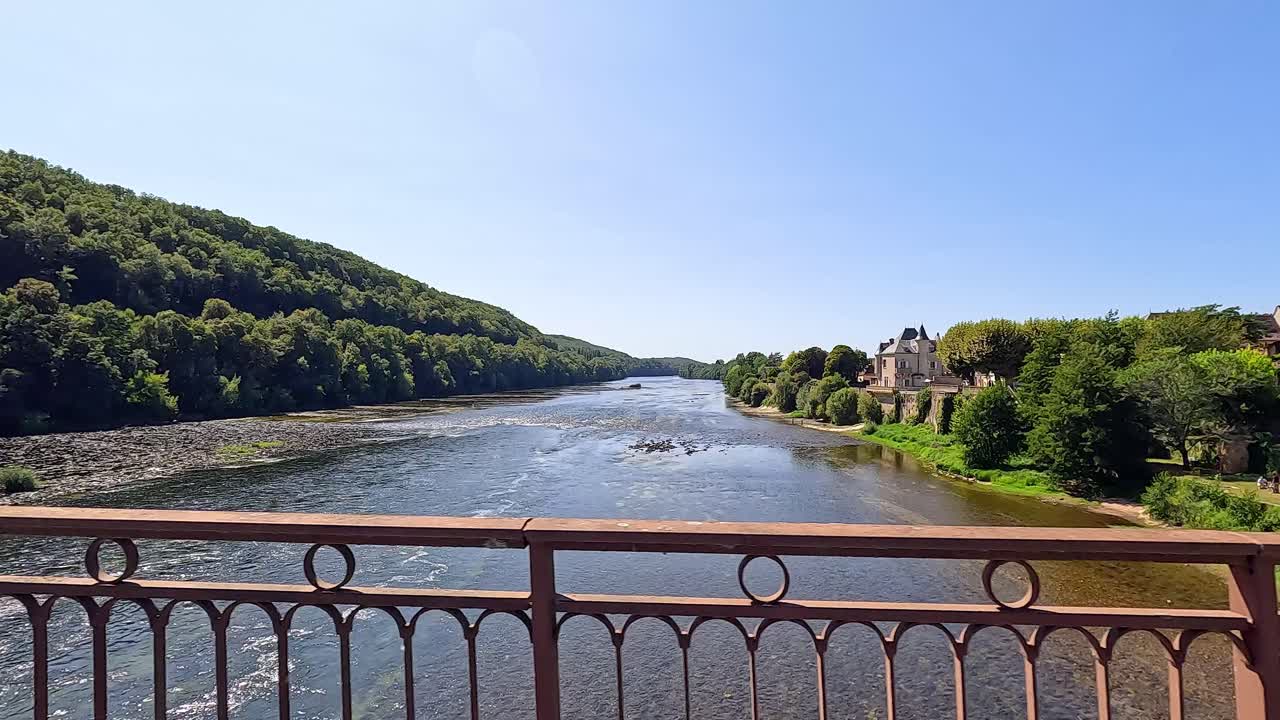 푸른 초원을 가로질러 흐르는 조용한 강