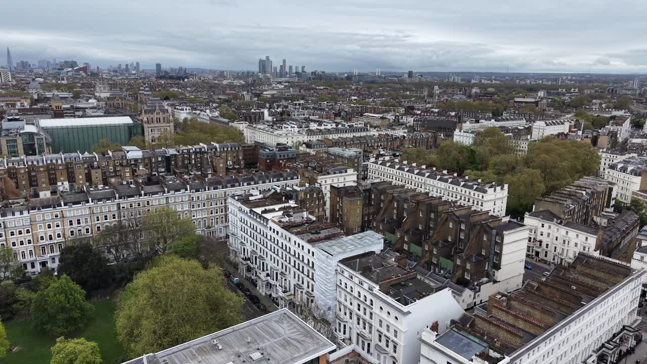 ケンジントン、ロンドン、イギリスのドローン空撮。背景には都市のスカイライン。