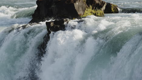 Panorámica-Suave-De-Izquierda-A-Derecha-A-Través-De-Las-Cinemáticas-Cascadas-De-Godafoss-En-Islandia---Marco-Estrecho