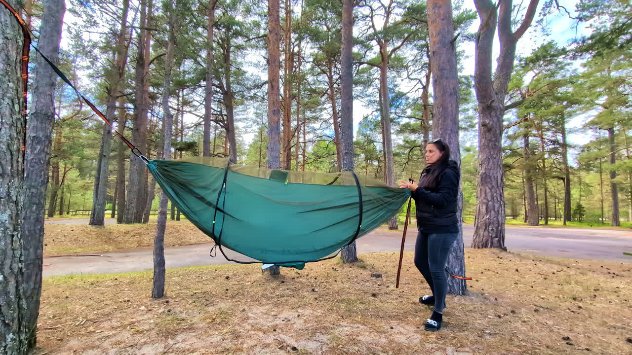 은 날 뒷마당에서 햄록을 내려놓는 사람