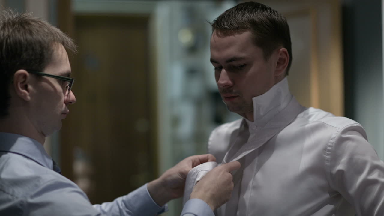 신랑이 신랑의 타이를 고 있다