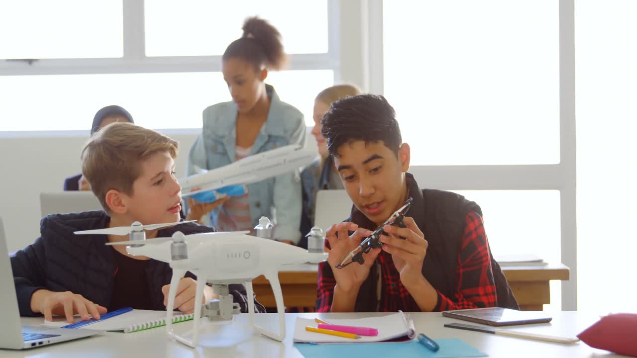 아이들이 드론 모델 4k에 대해 논의하고 있습니다.