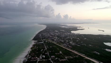 Vista-De-Drones-Del-Asentamiento-Y-Hermosa-Isla-De-Agua-De-Playa