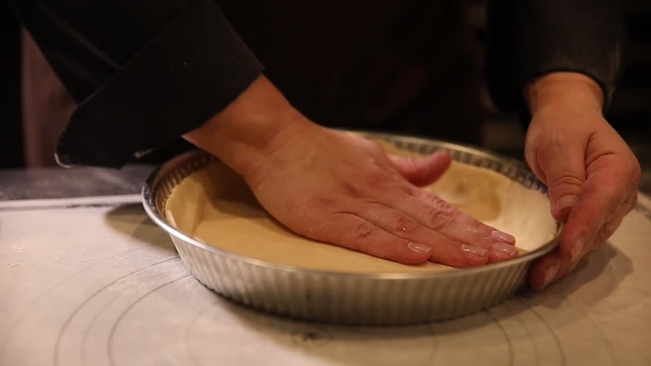 chef preparando una torta o una corteza de pastel