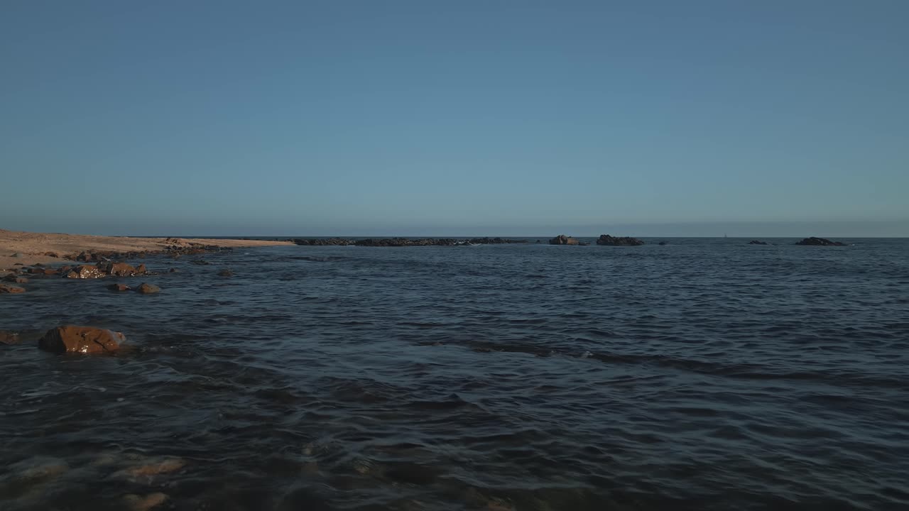 뒤로 및 대각선으로 움직이는 스페인 남쪽의 빈 해변의 전망