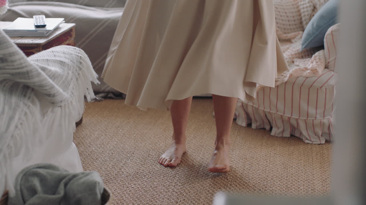 아름다운 젊은 여성이 집에서 음악에 맞춰 춤을 추고 행복감을 느끼고 재미있는 춤을 즐기고 즐거운 긍정적인 라이프 스타일 4k 영상