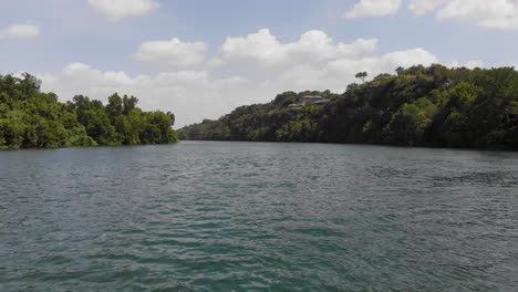 Toma-De-Drone-Del-Lago-Ladybird-Alrededor-De-La-Isla-Redbud