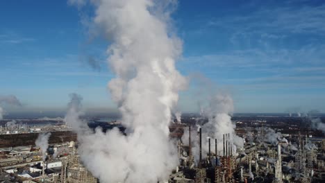 Buena-Antena-Sobre-Una-Enorme-Refinería-De-Petróleo-A-Lo-Largo-Del-Río-Mississippi-En-Louisiana-Sugiere-Industria,-Industrial,-Contaminación