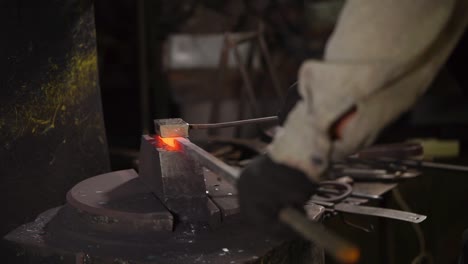forja de metales en caliente en un taller