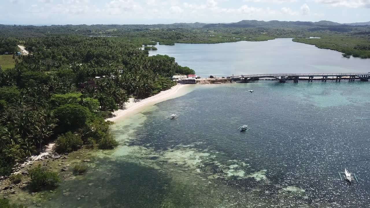 vista de pájaro sobre el puente de santa fe, todavía en construcción en la isla de siargao