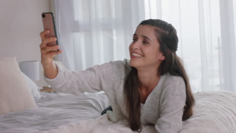 Hermosa-Mujer-Tomando-Fotos-Selfie-Usando-Un-Teléfono-Inteligente-Disfrutando-Compartiendo-El-Estilo-De-Vida-En-Las-Redes-Sociales-Acostada-En-La-Cama-En-Casa