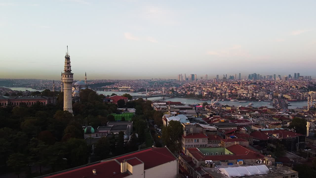 minaretes y torres en el horizonte de estambul con arquitectura otomana, turquía
