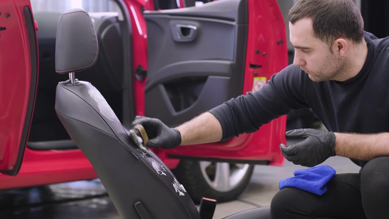 전문적인 자동차 청소. 샤워. 인테리어 세부 사항. 자동차 인테리어를 건조 청소 및 세부 사항; 깊은 좌석 청소; 자동차 세탁에서 거품을 는; 먼지에서 자동차 패널을 청소하는; 진공청소기