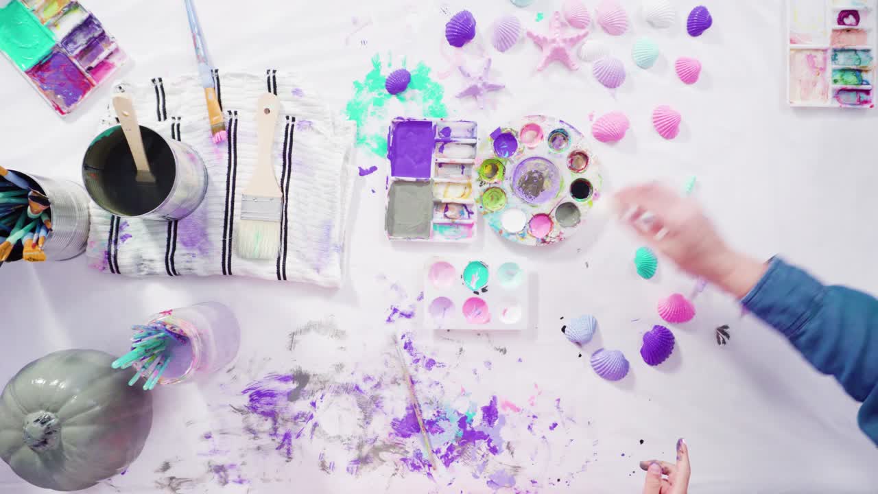 아크릴 페인트로 호박을 칠하는 공예