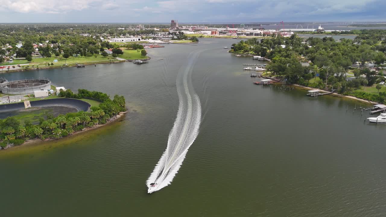 미국 플로리다 주 파나마 시티 해변 에 있는 모터 보트 - 공중 드론 촬영