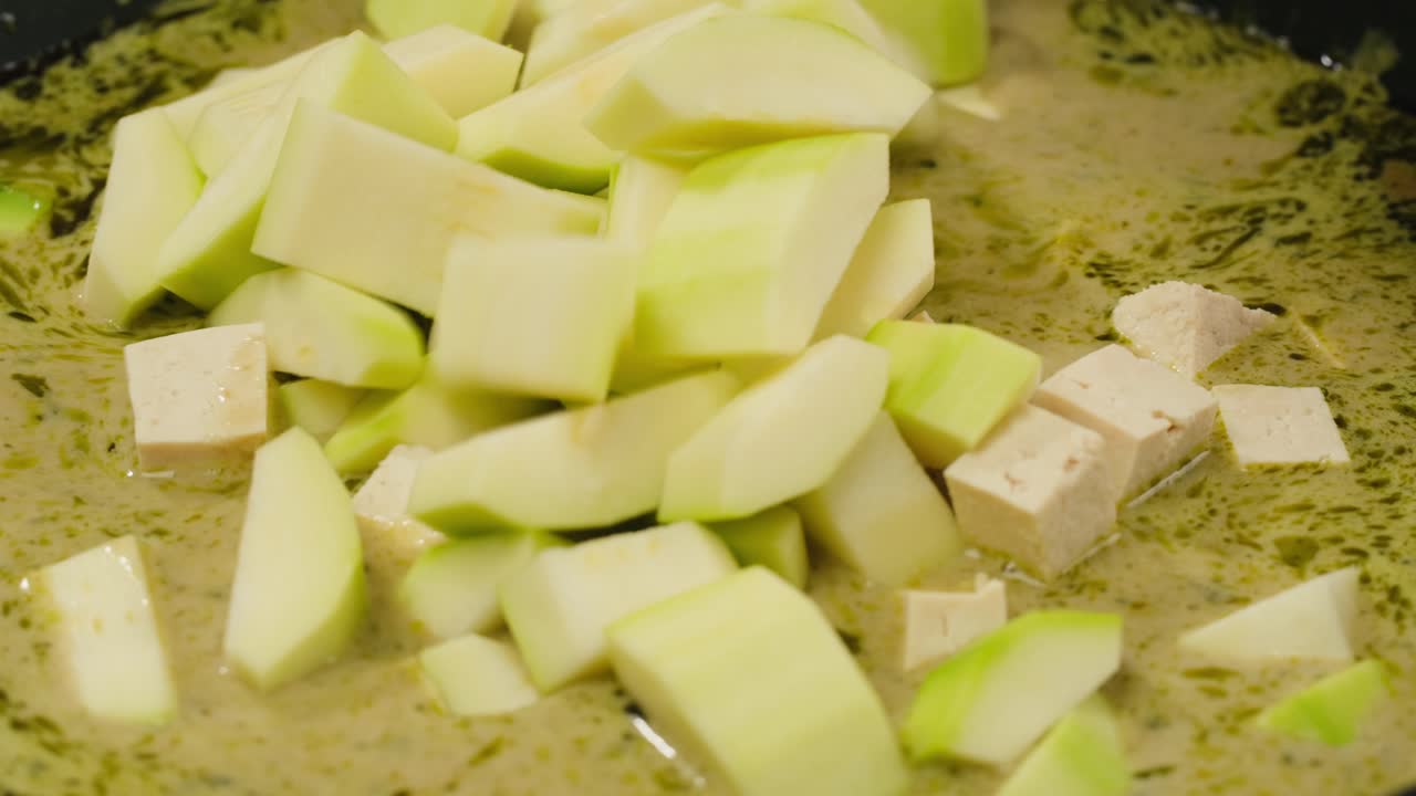 Zucchini and tofu in green curry