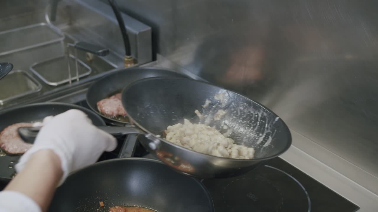 un chef italiano profesional está cocinando la pasta típica del valle d'aosta llamada chnefflene