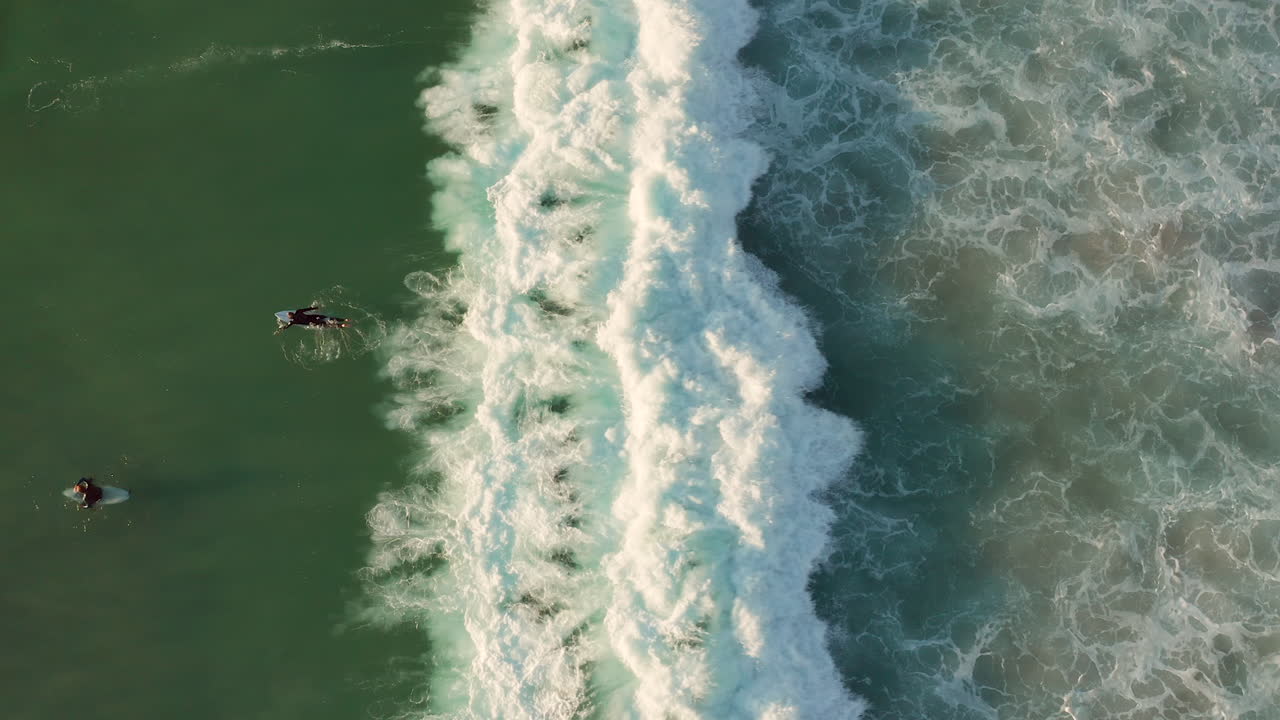 Surfisti che si divertono a Llandudno Beach, Città del Capo, Sudafrica - vista aerea dall'alto.