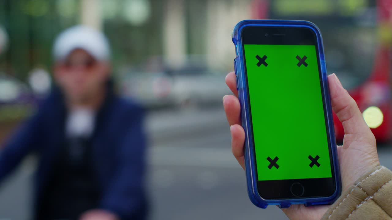 pantalla verde de la llave de croma del teléfono celular con la mano