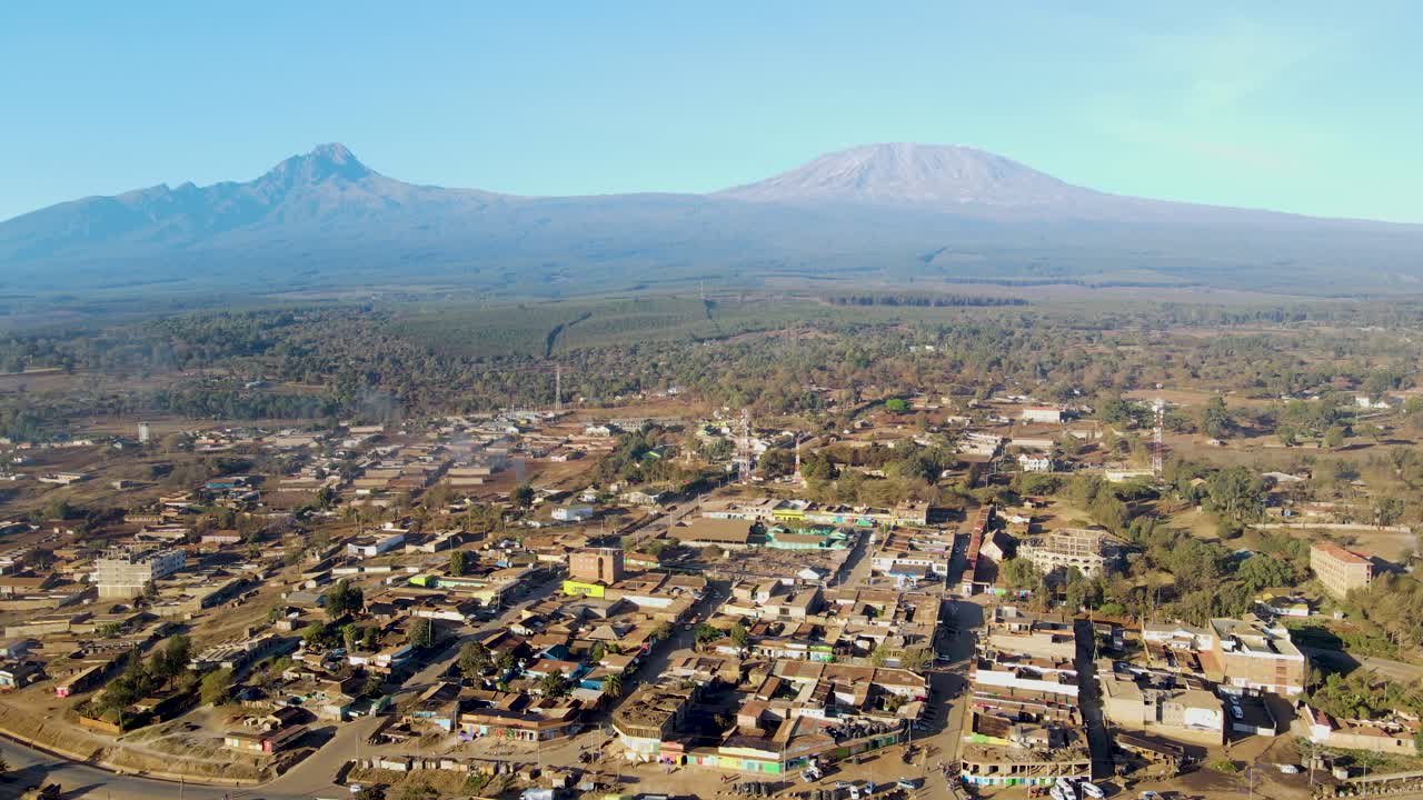 태양이 뜨는 케냐의 풍경과 마을, 킬리만자로와  ⁇ 보셀리 국립공원 - 추적, 드론 항공 사진