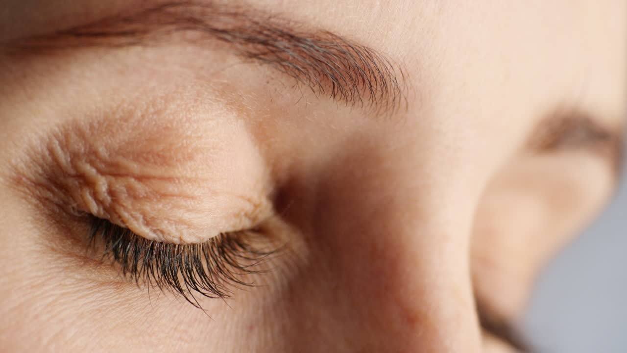 mujer, ojos azules y dolor de dolor de cabeza