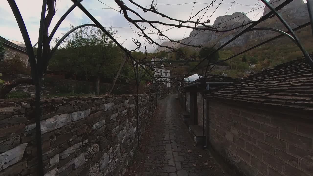 caminar con una cámara voladora a la altura de los ojos