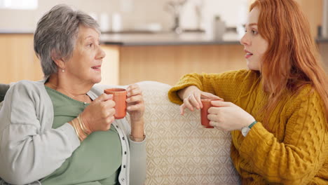 Kaffee,-Mutter-Mit-Ihrer-Tochter-Spricht