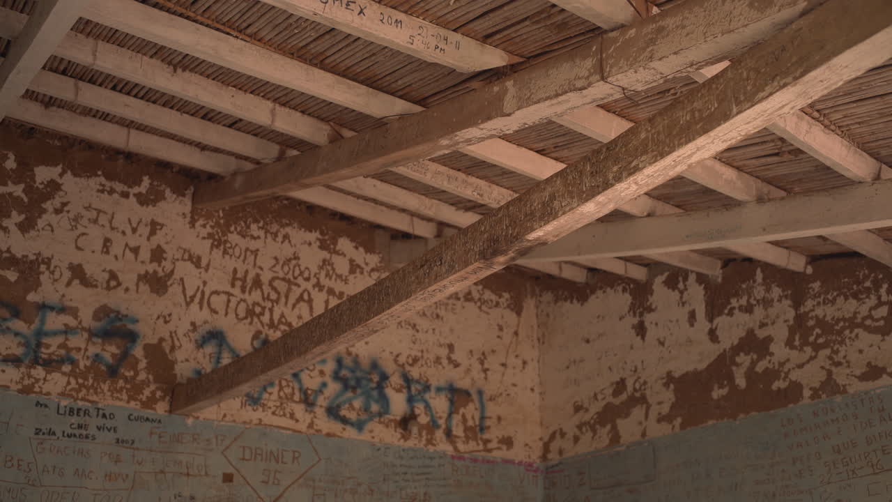 에르네스토 게바라 묘지 안에서 방문객들이 만든 오래된 은 표지판과 메시지