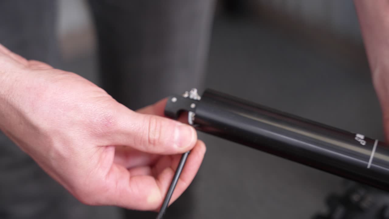 자전거 기계가 케이블을 당겨 드롭퍼 포스트 액추에이터를 보여줍니다.