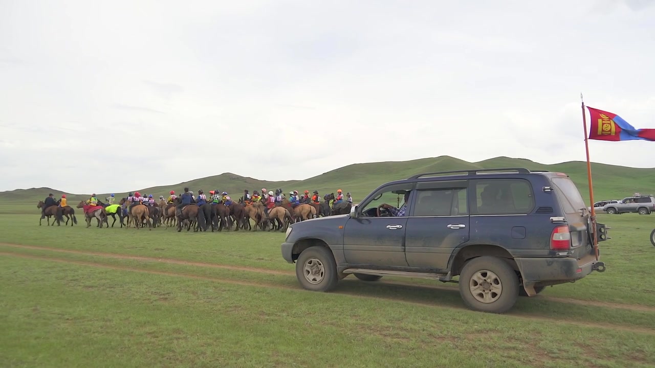 Groupe de cavaliers mongols se rassemblant dans la steppe.