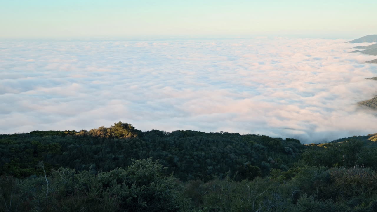 la niebla de verano llega a la costa del sur de california 1