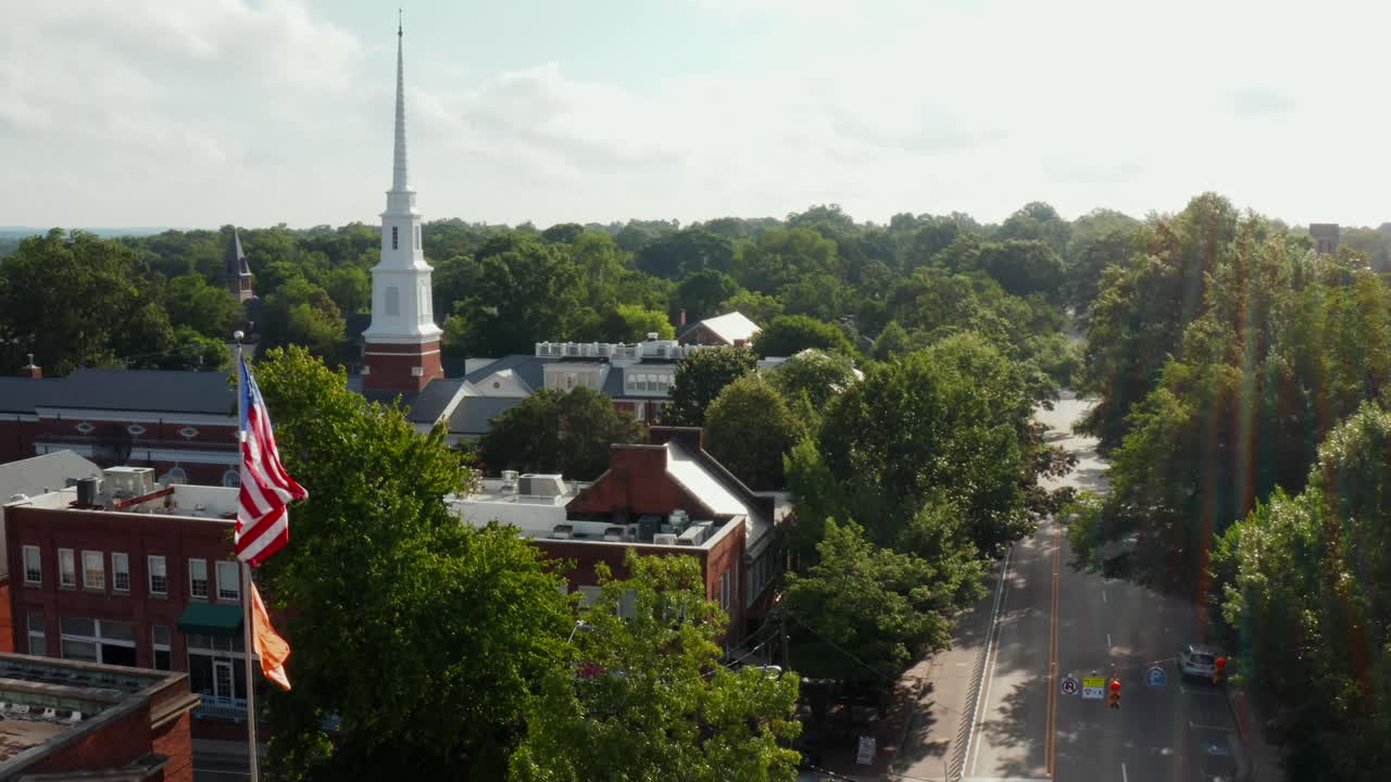 반 총, 총격, 폭력을 홍보하는 주황색 깃발로 미국 국기가 날아갑니다.
