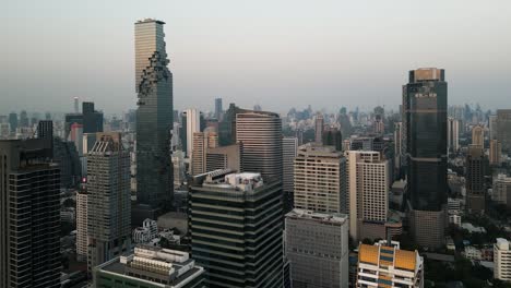 Imágenes-De-Drones-Del-Horizonte-De-Bangkok-En-La-Hora-Dorada-Con-Los-Edificios-Más-Altos-Del-Sudeste-Asiático-Y-Una-Arquitectura-Impresionante,-Tiro-De-Introducción-De-Bangkok