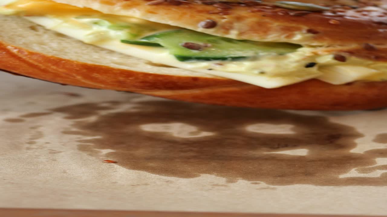 달, 치즈, 호박 및 아보카도와 함께 베이글 샌드위치