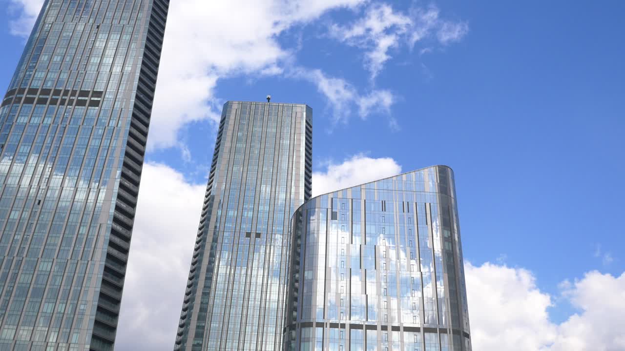 푸른 하늘을 배경으로 현대적인 마천루