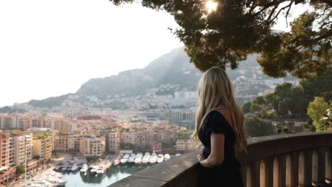 Mujer-Turista-En-La-Ciudad-De-Mónaco-Al-Atardecer---Vista-Cinematográfica