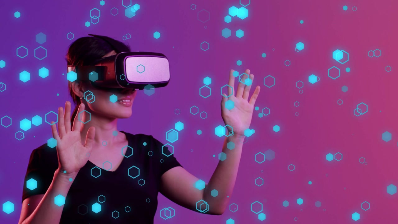 Donna di mezza età che indossa un visore VR e allunga la mano, mentre esagoni color verde acqua si sovrappongono alle mani, esplorando una demo tecnologica.