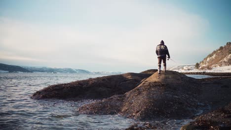 Person-Wirft-Seine-Angelrute-Im-Trondheim-Fjord,-Kreis-Trøndelag,-Norwegen