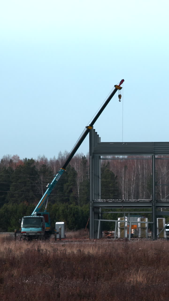 Gru mobile in un cantiere edile con struttura in acciaio
