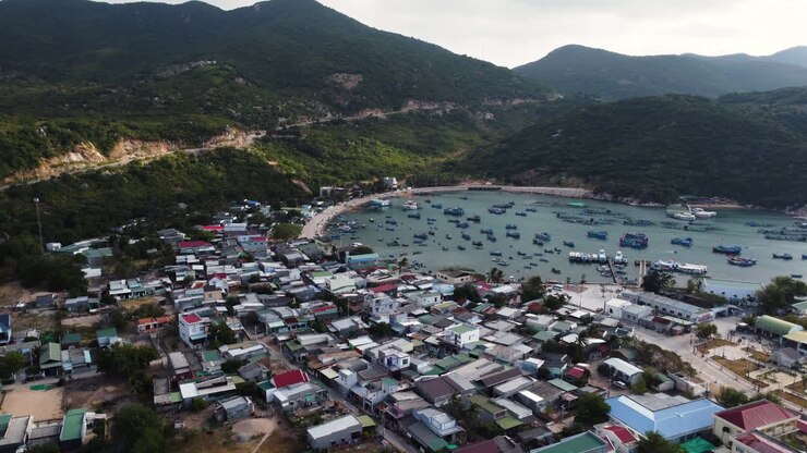 Un villaggio sotto le montagne si trova vicino alla baia di Vĩnh Hy.