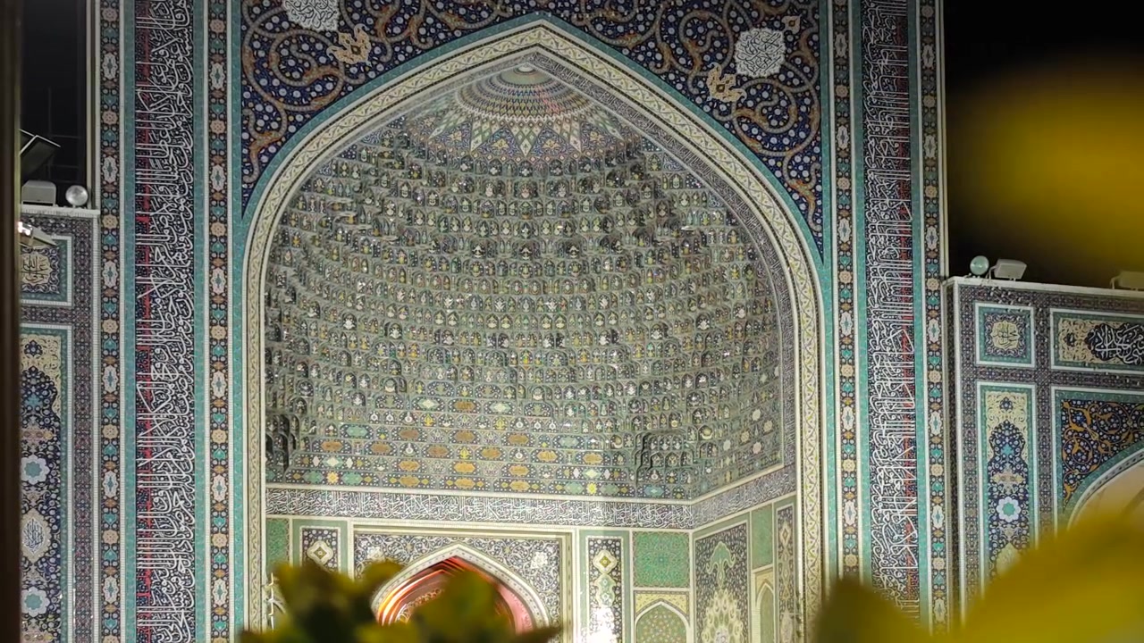Arco a mosaico elaborato di una moschea tradizionale di notte
