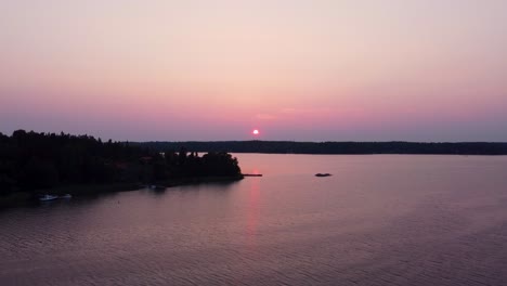 Sonnenuntergang-Im-Stockholmer-Archipel-In-Schweden,-Ostsee-Im-Sommer,-Luftaufnahme