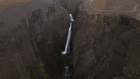 Cascada-De-Litlanesfoss-En-Islandia-Durante-Las-Nevadas---Retroceso-Aéreo