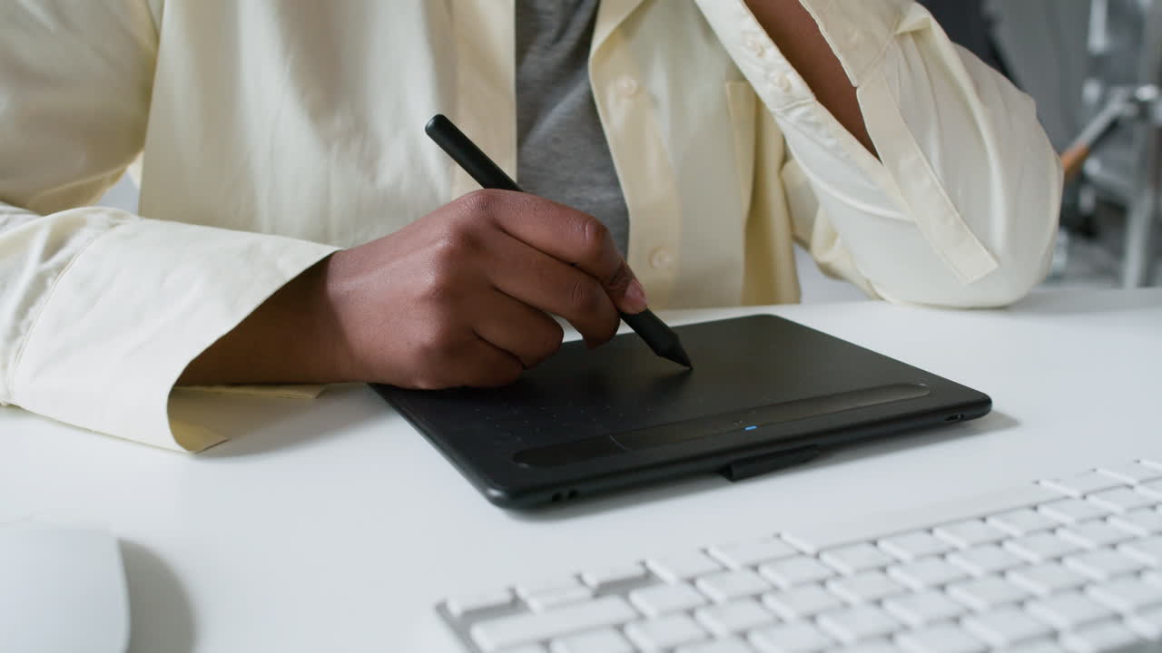 fotógrafo editando imágenes