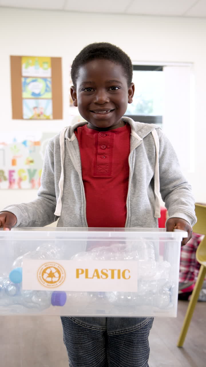 Video verticale: riciclo della plastica, ragazzo in classe che impara la responsabilità ambientale a scuola